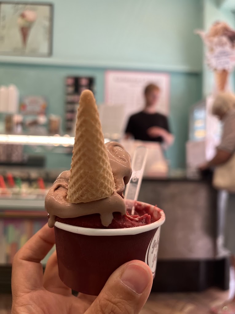 Coppa gelato con frutta fresca